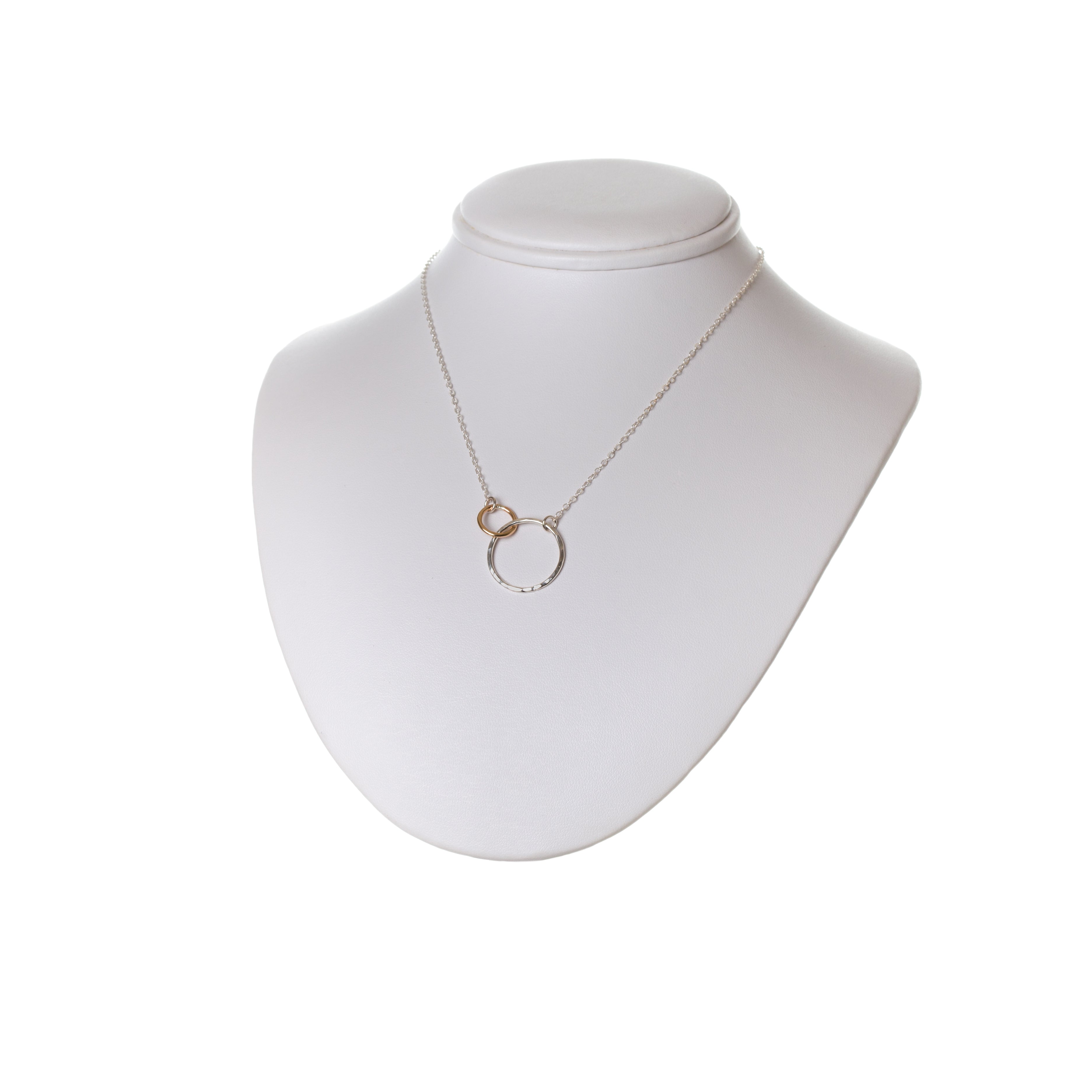 DELICATE INTERLOCKING CIRCLES NECKLACE